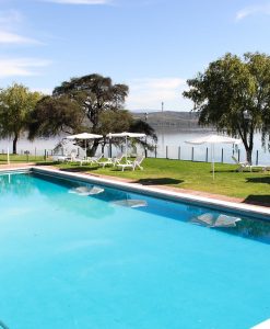 (codigo 101) EXCELENTE CHALET EN COMPLEJO CON BAJADA AL LAGO, SEGURIDAD LAS 24 HS.