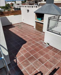 (codigo 305) VENDO EXCELENTE TRIPLEX CON RENTA EN PLENO CENTRO DE CARLOS PAZ CON PILETA PROPIA