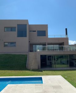 (codigo 821)VENTA ESPECTACULAR CASA EN VENTA EN BARRIO PRIVADO A MINUTOS DE CARLOS PAZ.